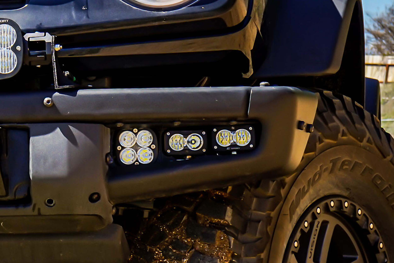 BD Squadron/S2 Fog Pocket Kit: 21-26 Ford Bronco (White / SAE / Toggle)