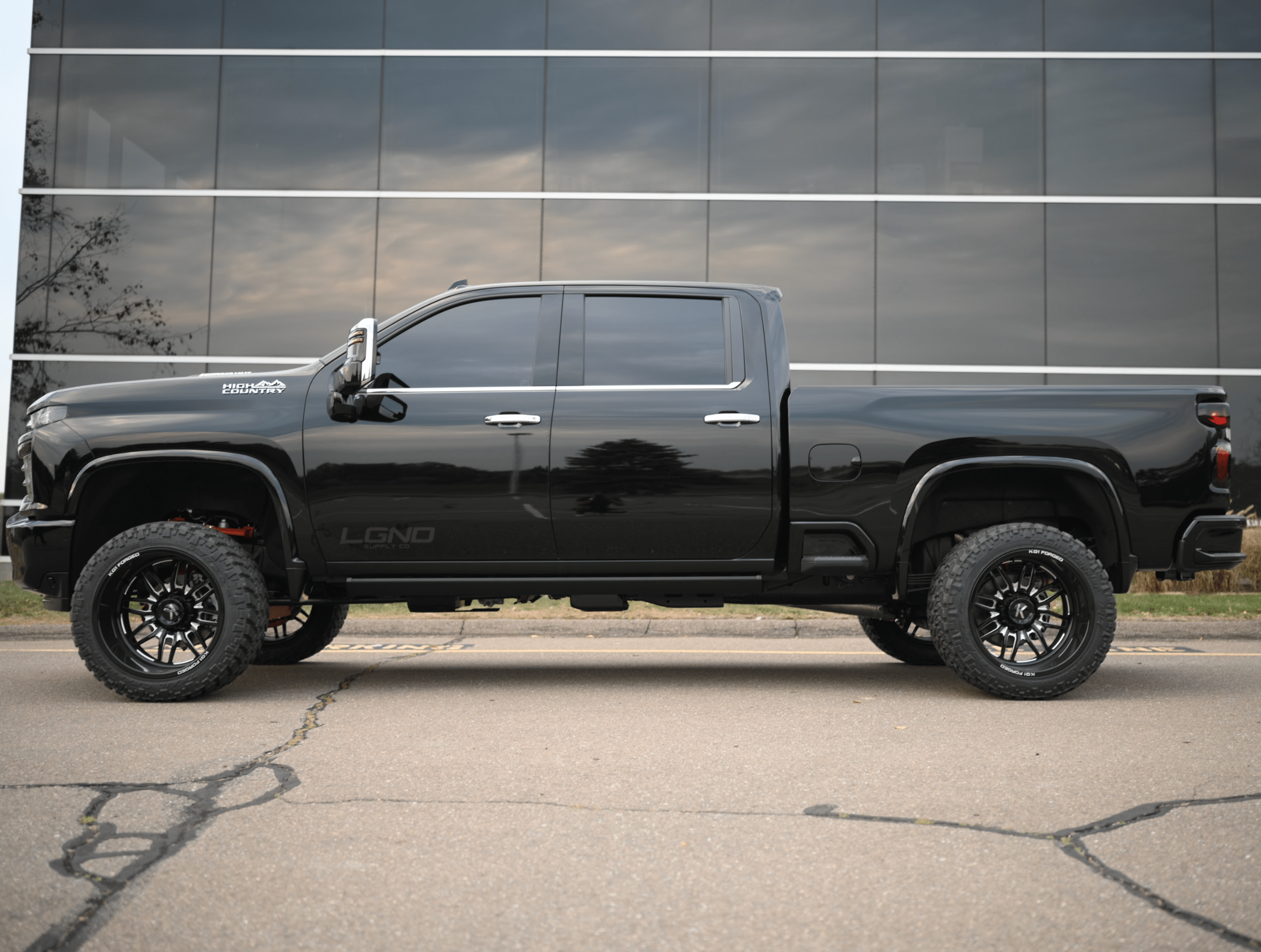 2011-2024 GMC/Chevrolet 2500/3500 Cognito 4-Inch Elite Lift Kit with Elka 2.5 Reservoir Shocks